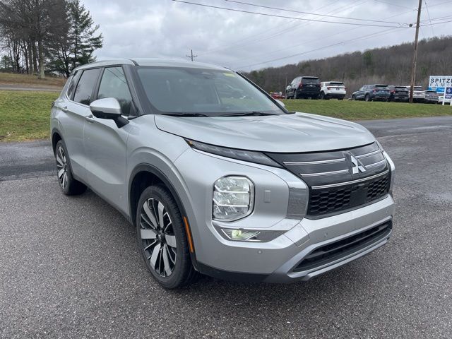 Certified Used 2025  Mitsubishi SE image 3