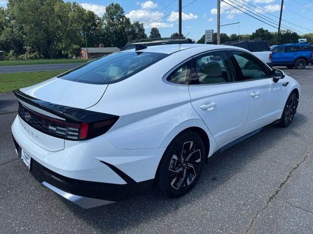 Used 2025 White Hyundai SEL image 8