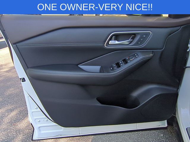 Used 2023 White Nissan Platinum image 12