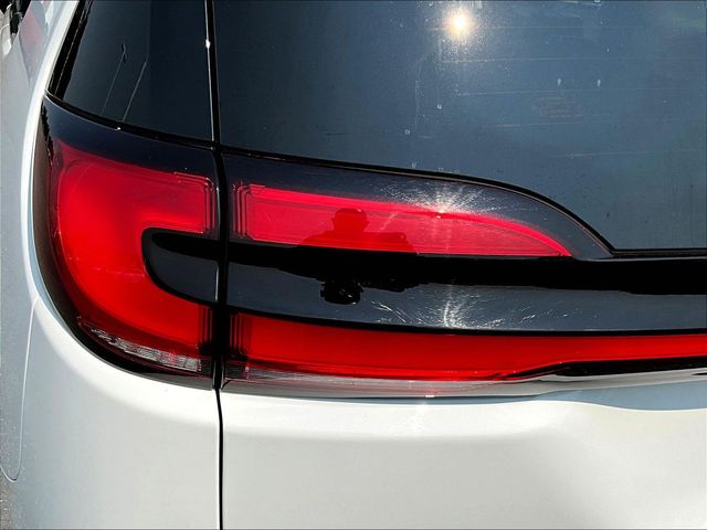 Used 2024 Chrysler Pacifica Van