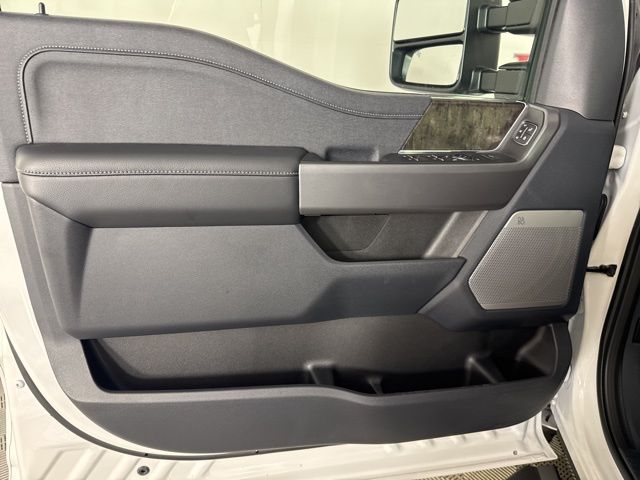2025 Star White Metallic Tri-Coat Ford Super Duty F-350 SRW Lariat 4X4 Truck