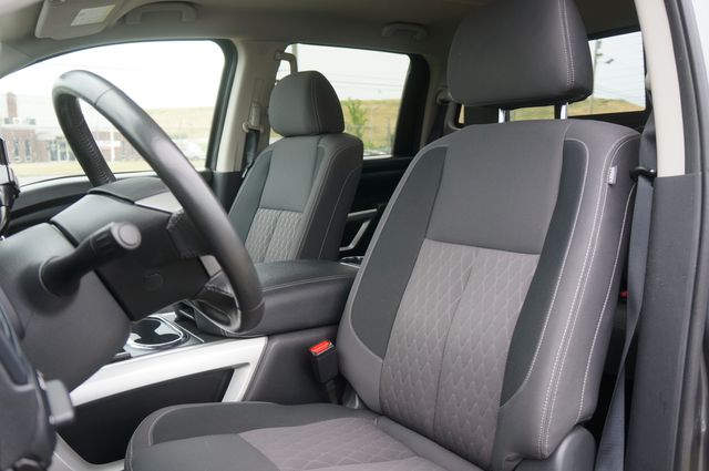 2024 Nissan Titan SV - Photo 12