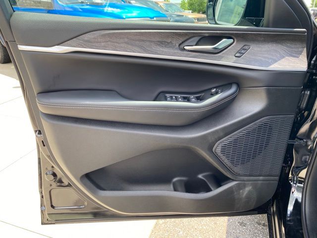 2026 Jeep Grand Cherokee Limited - Diamond Black exterior view 10