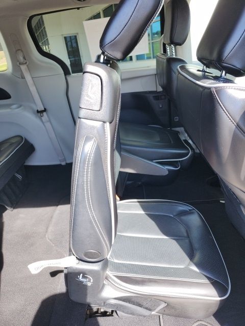 Used 2023 Black Chrysler Limited image 44