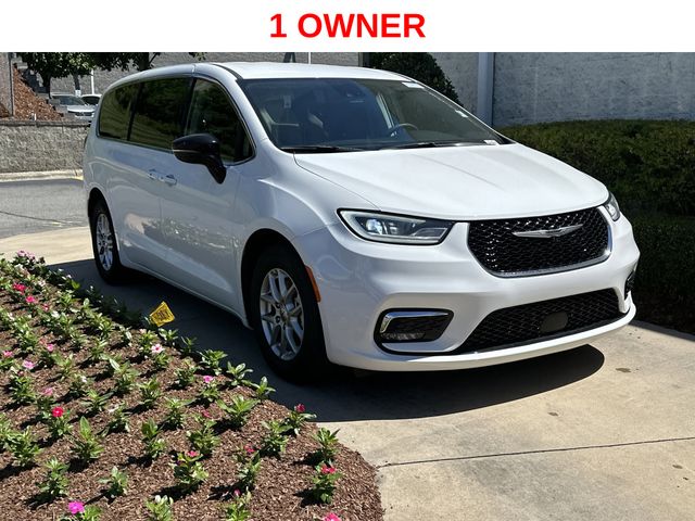 2024 Chrysler Pacifica Hybrid's photo