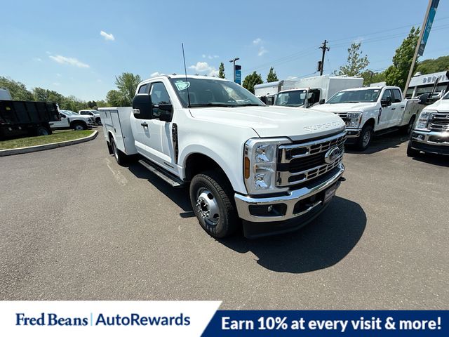 White 2026 Ford F-350 Super Duty Chassis XL SuperCab DRW 4WD Pickup Truck Four-Wheel Drive Automatic