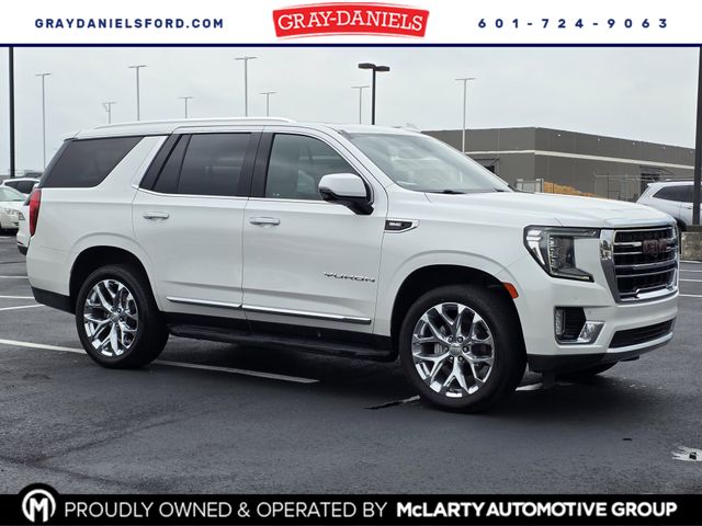 White Frost Tricoat 2021 GMC Yukon SLT RWD SUV / Crossover 4X2