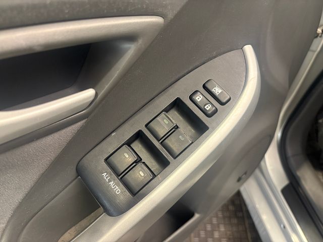 Used 2010  Toyota I image 11