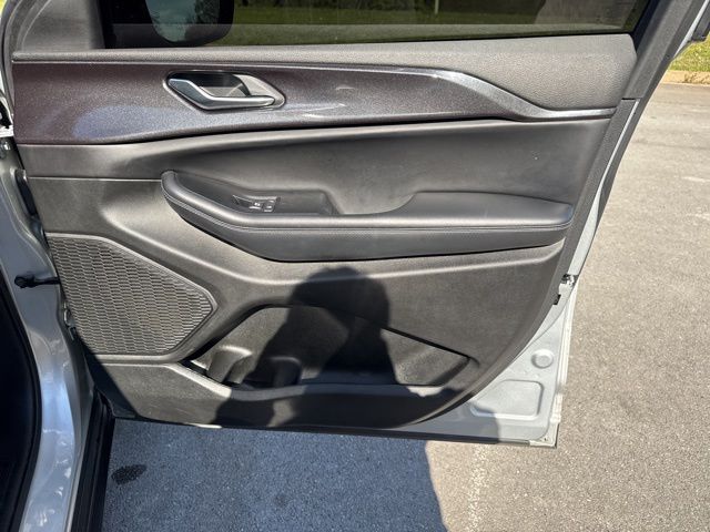 Used 2023 Silver Jeep Altitude image 10