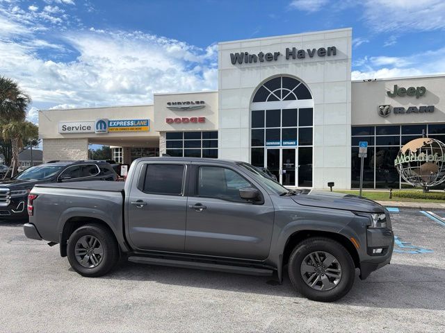 2025 Nissan Frontier Gris (Gun Metallic) Camioneta 4X2 9 velocidades Automática marcha alta