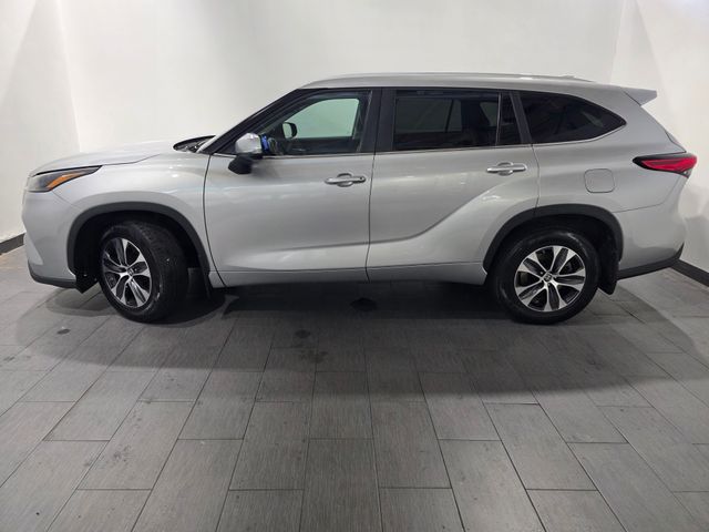 Used 2023 Silver Toyota XLE image 2