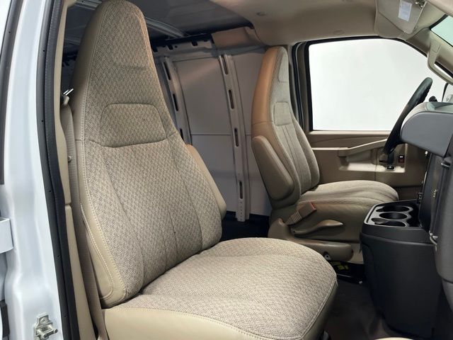 New 2026 Summit White Chevrolet Work Van image 19