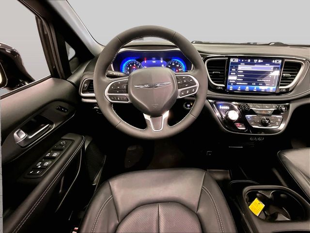 2025 Chrysler Pacifica Select - 4