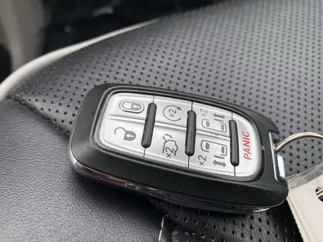 2023 Chrysler Pacifica Limited photo