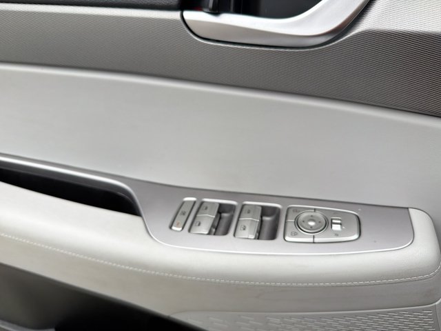 Used 2021 White Hyundai SE image 15