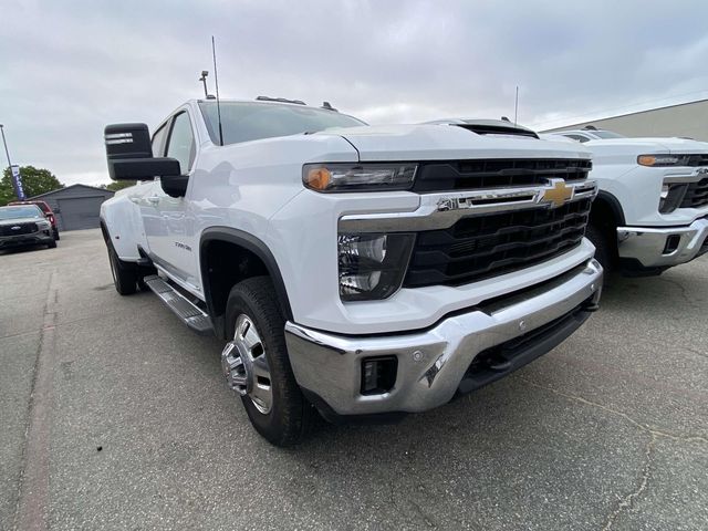 Summit White 2025 Chevrolet Silverado 3500HD LT Crew Cab 4WD Pickup Truck Four-Wheel Drive Automatic