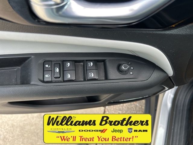 2024 Jeep Compass Limited - Silver Zynith Metallic Clearcoat exterior view 12