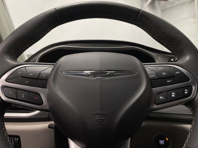 2023 Chrysler Pacifica Touring L photo