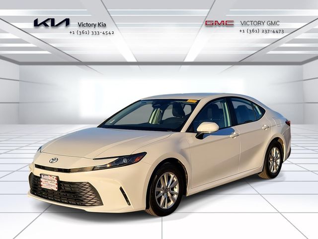 2025 Toyota Camry LE's photo