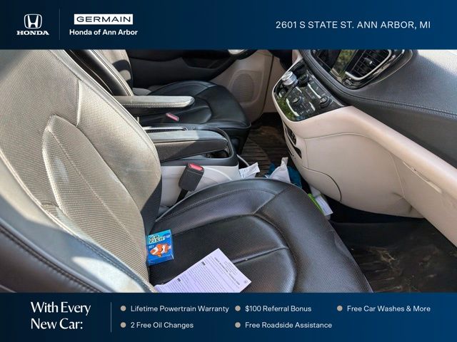 Used 2019 Brilliant Black Crystal Pearlcoat Chrysler Limited image 7