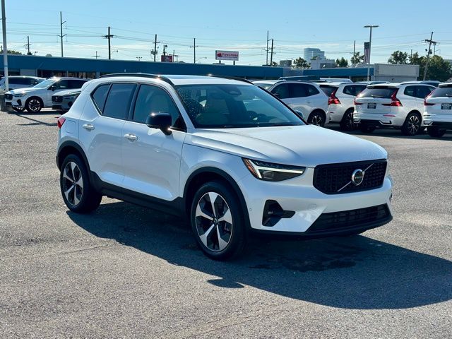 2025 Volvo XC40 B5 Plus Dark Theme