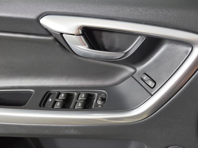 2017 Volvo XC60 T6 Dynamic photo 23