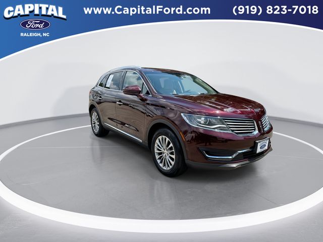 Used 2018 Red Lincoln Select image 2