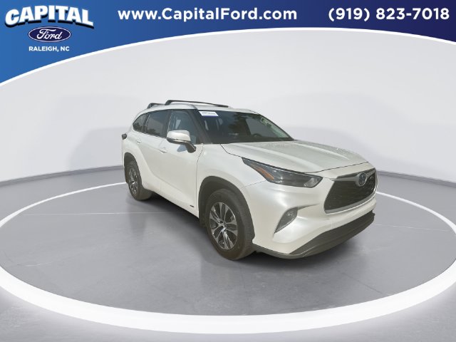 Used 2023 Beige Toyota XLE image 2
