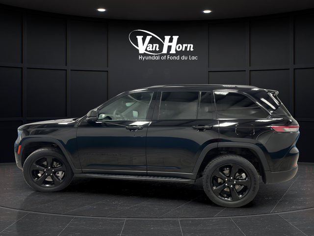 Used 2024 Diamond Black Crystal Pearlcoat Jeep Limited image 4