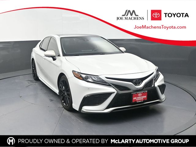 White (Wind Chill Pearl) 2022 Toyota Camry Sedan Front-Wheel Drive 8-Speed Automatic