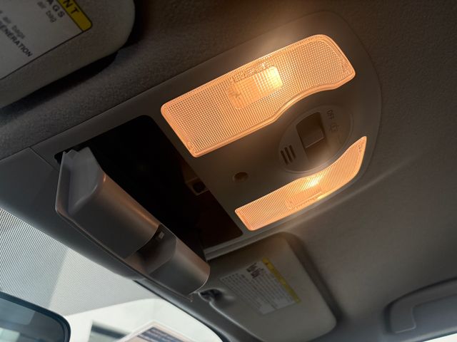 Used 2010  Toyota I image 21