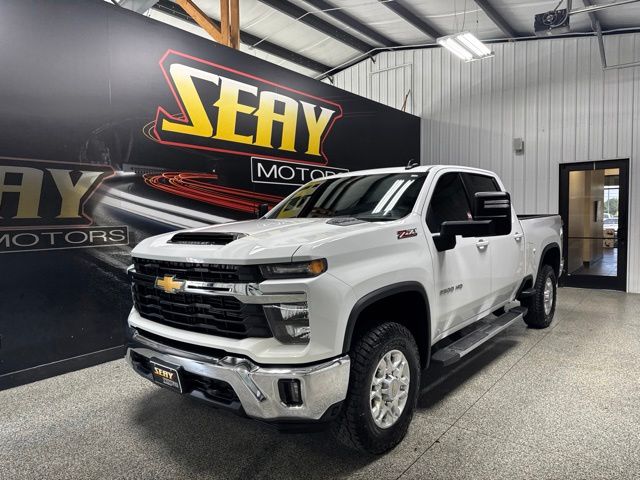 Summit White 2025 Chevrolet Silverado 2500HD Pickup Truck Four-Wheel Drive Automatic