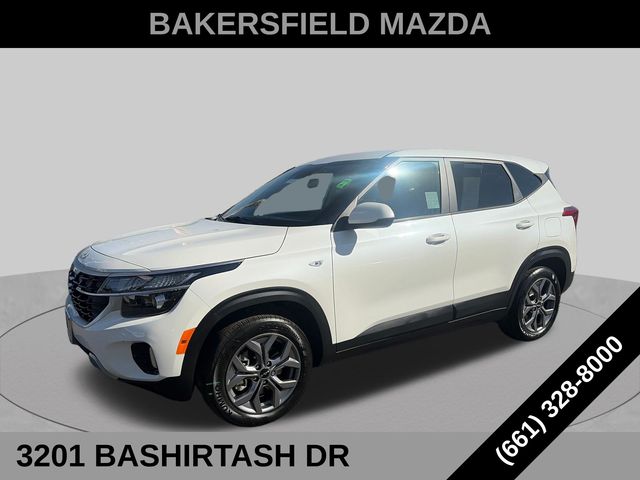 White 2026 Kia Seltos SUV / Crossover All-Wheel Drive Continuously Variable Transmission