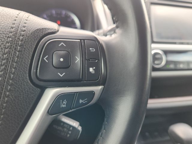 2019 Toyota Highlander XLE White at Legacy Ford