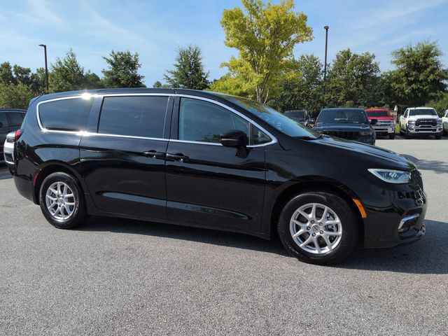 Diamond Black Crystal Pearlcoat 2024 Chrysler Pacifica Minivan Front-Wheel Drive 9-Speed Automatic