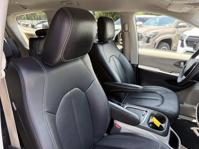 Used 2024 Chrysler Pacifica Van