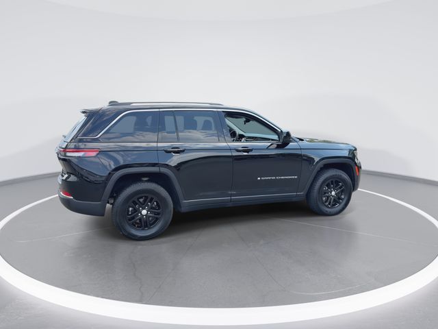 Used 2023 Black Jeep Laredo image 9