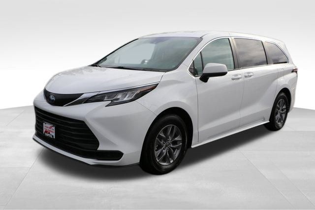 2023 Toyota Sienna LE 24