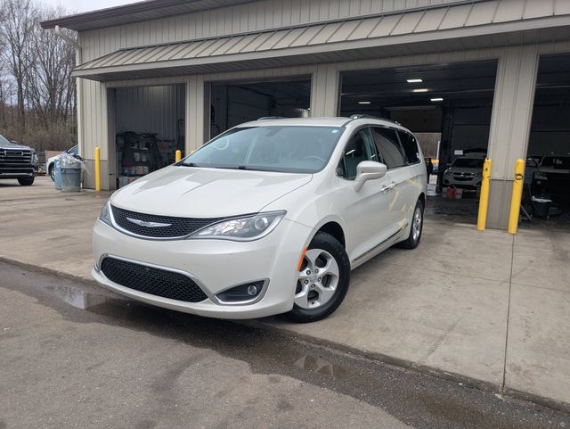 Bright White Clearcoat 2017 Chrysler Pacifica Minivan Front-Wheel Drive 9-Speed Automatic