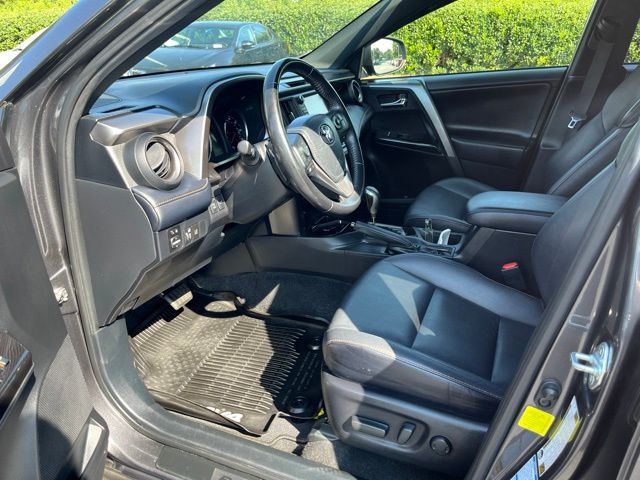 2018 Toyota RAV4 SE - Photo 18