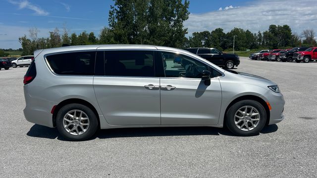 Used 2024 Chrysler Pacifica Van