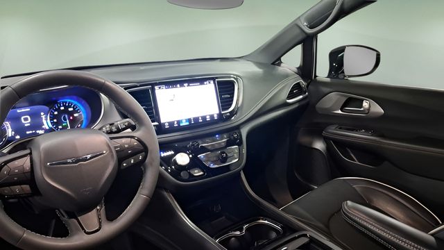 Used 2025 Chrysler Pacifica Van