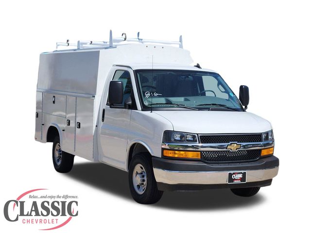 Summit White 2025 Chevrolet Express Chassis 3500 Cutaway 139 Van Rear-Wheel Drive 8-Speed Automatic