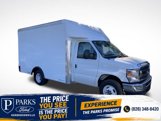 Oxford White 2026 Ford E-Series Chassis Pickup Truck Rear-Wheel Drive 6-Speed Automatic Overdrive