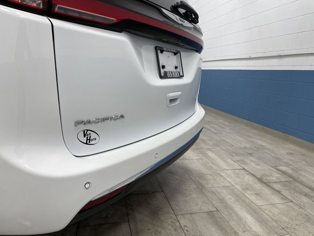 2023 Chrysler Pacifica Touring L photo