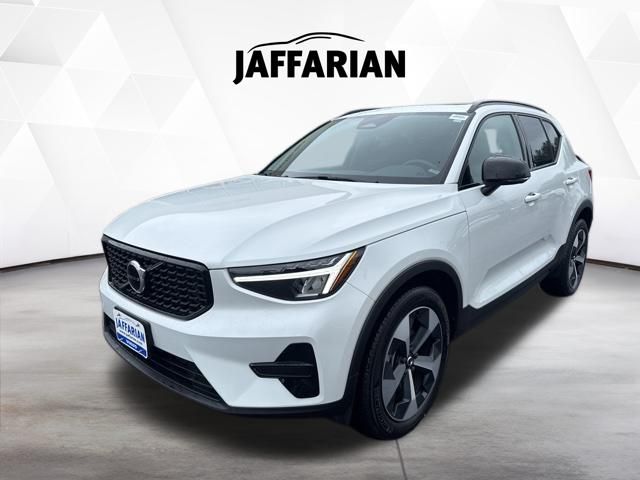 Crystal White 2024 Volvo XC40 SUV / Crossover Automatic