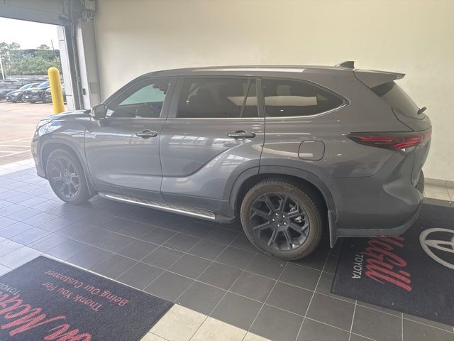 2024 Toyota Highlander LE Gray at Legacy Ford