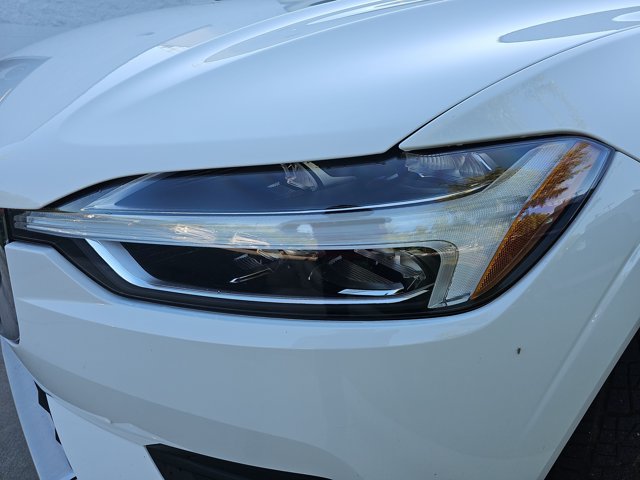 Used 2019 White Volvo T6 Momentum image 30