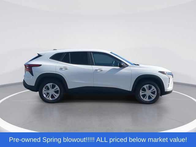 Used 2025 Summit White Chevrolet LS image 9