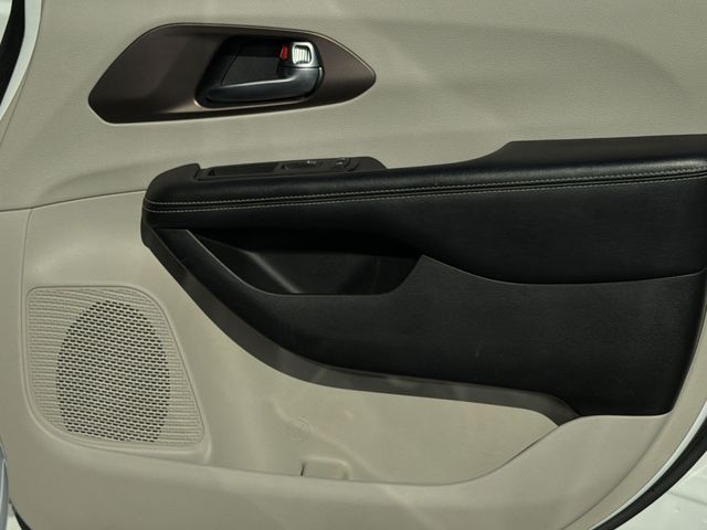 Used 2021 White Chrysler LX image 32
